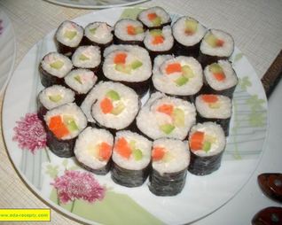 Суши роллы ассорти с авакадо крабовыми палочками и семгой