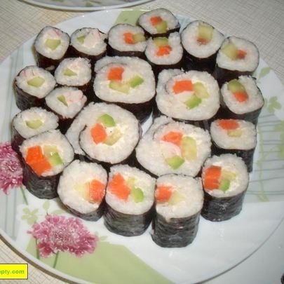 Суши роллы ассорти с авакадо крабовыми палочками и семгой