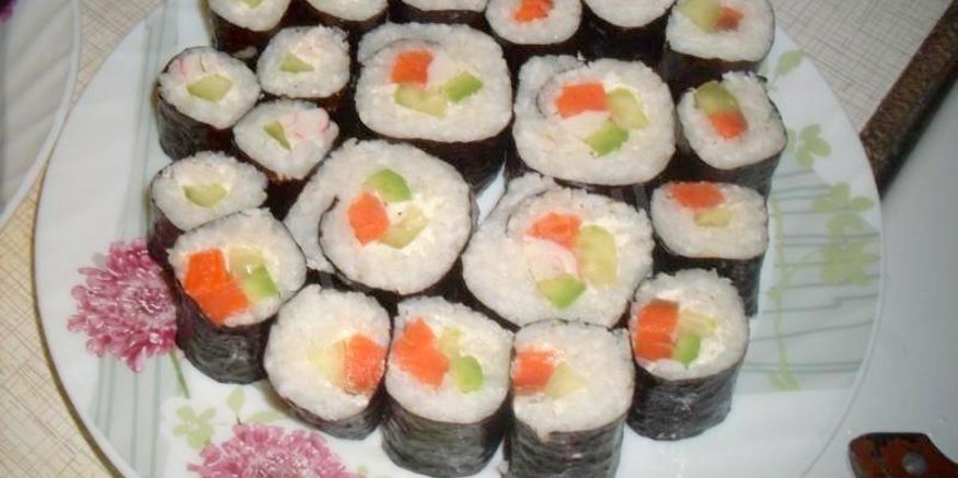 Рецепт суш роллы ассорти с авакадо крабовыми палочками и семгой