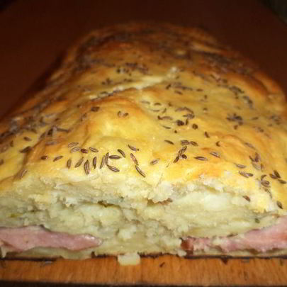 Картофельный рулет с колбаской