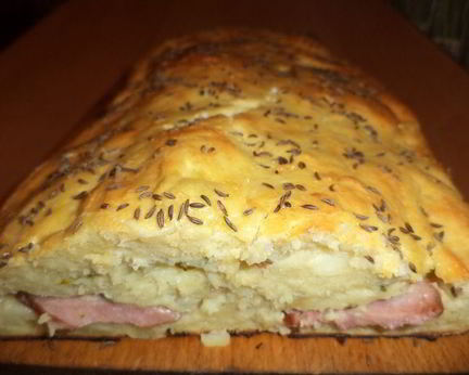 Картофельный рулет с колбаской