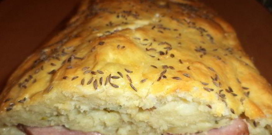 Рецепт картофельного рулета с колбаской