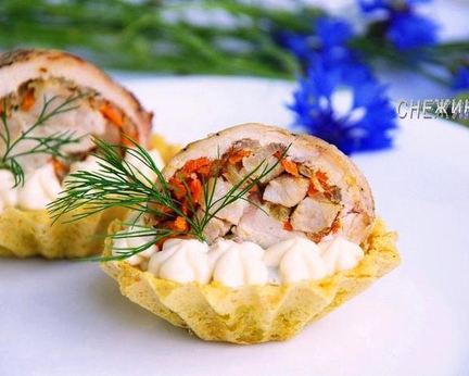 Корзиночки со сливочно-сырным кремом и куриным рулетиком