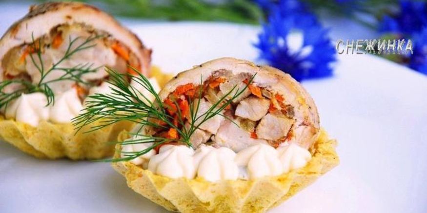 Рецепт корзиночек со сливочно-сырным кремом и куриным рулетиком