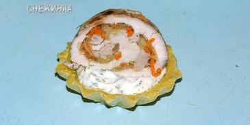 корзиночки со сливочно-сырным кремом и куриным рулетиком