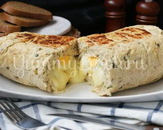 Куриный рулет с яйцом и сыром