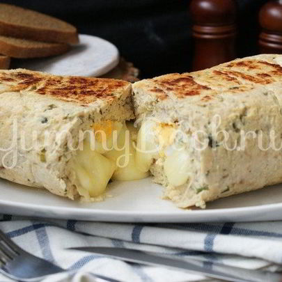 Куриный рулет с яйцом и сыром