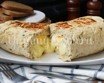 Куриный рулет с яйцом и сыром