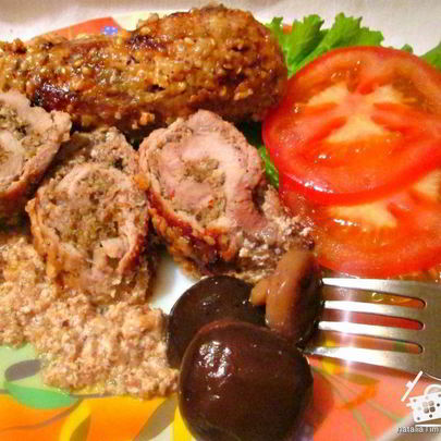 Мясные рулеты под сметано-ореховым соусом