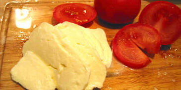 помидоры и рулетики из ветчины