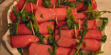 помидоры и рулетики из ветчины