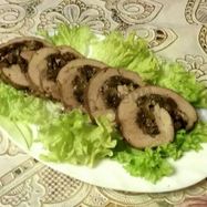 Рецепт Рулета из бедра индейки с изюмом и орехами