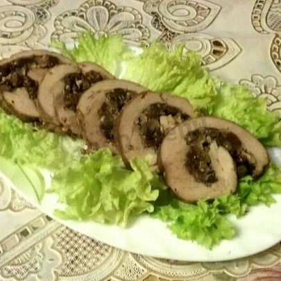 Рулет из бедра индейки с изюмом и орехами