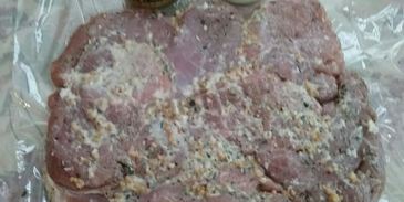 рулет из бедра индейки с изюмом и орехами