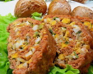 Рулет из фарша с яйцом и луком