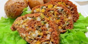 рулет из фарша с яйцом и луком