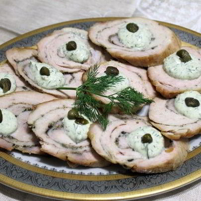 Рулет из индейки под пикантным соусом