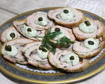 Рулет из индейки под пикантным соусом