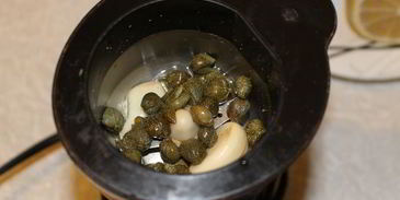 рулет из индейки под пикантным соусом