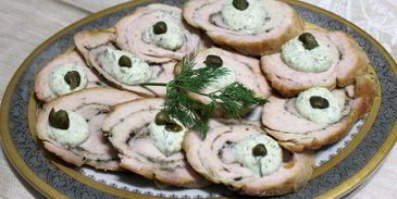 рулет из индейки под пикантным соусом