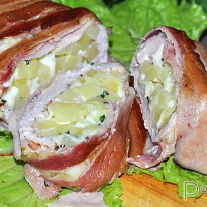 Рулет из куриной грудки с картофелем в беконе