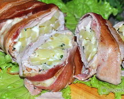 Рулет из куриной грудки с картофелем в беконе