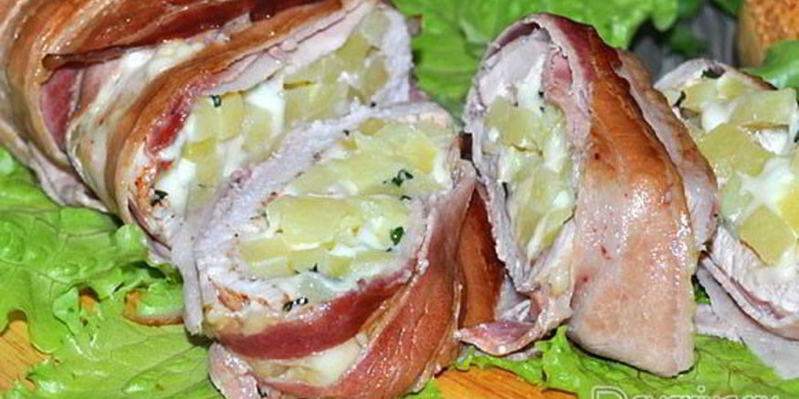 Рецепт рулета из куриной грудки с картофелем в беконе