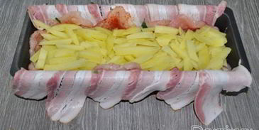рулет из куриной грудки с картофелем в беконе