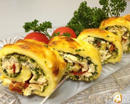 Рулет из омлета с курицей и сыром