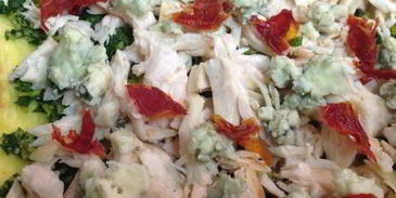 рулет из омлета с курицей и сыром