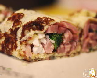 Рулет из омлета с ветчиной и зерненым творогом