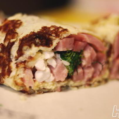 Рулет из омлета с ветчиной и зерненым творогом