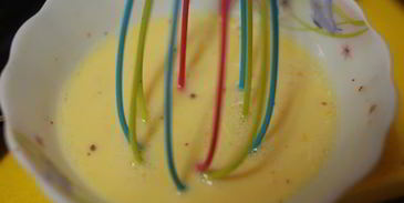 рулет из омлета с ветчиной и зерненым творогом