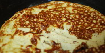 рулет из омлета с ветчиной и зерненым творогом