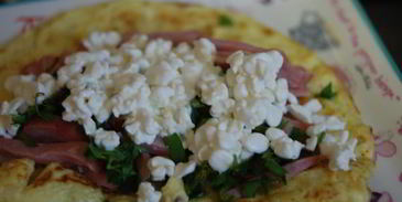 рулет из омлета с ветчиной и зерненым творогом