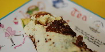 рулет из омлета с ветчиной и зерненым творогом