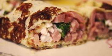 рулет из омлета с ветчиной и зерненым творогом