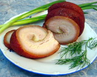 Рулет из сала вареного в луковой шелухе