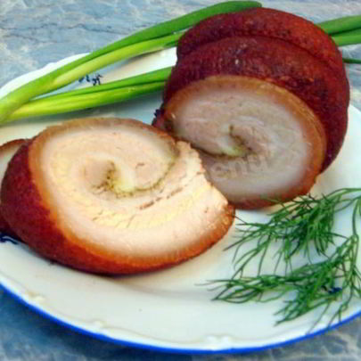 Рулет из сала вареного в луковой шелухе