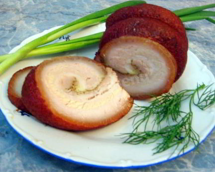 Рулет из сала вареного в луковой шелухе