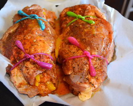 Рулет из свинины, запеченный с томатами и сладким перцем