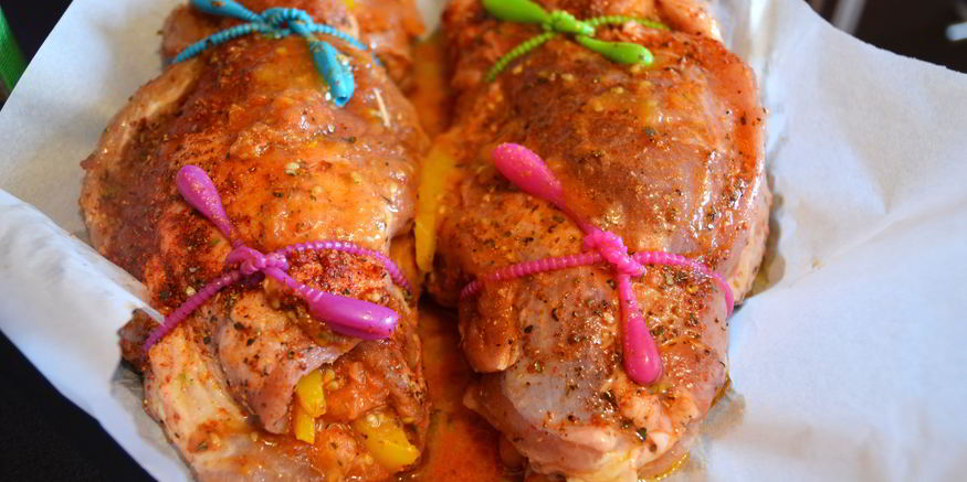 Рецепт рулета из свинины, запеченный с томатами и сладким перцем