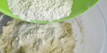 рулет с изюмом из дрожжевого теста