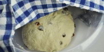 рулет с изюмом из дрожжевого теста