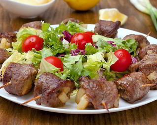 Рулетики из говядины с ананасом