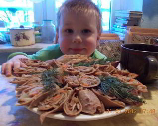 Рулетики из печеночных блинчиков с грибами