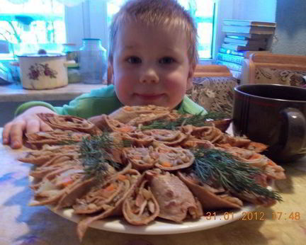 Рулетики из печеночных блинчиков с грибами