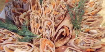 рулетики из печеночных блинчиков с грибами