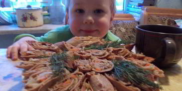 рулетики из печеночных блинчиков с грибами