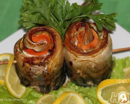 Рулетики из скумбрии с цукини и морковкой